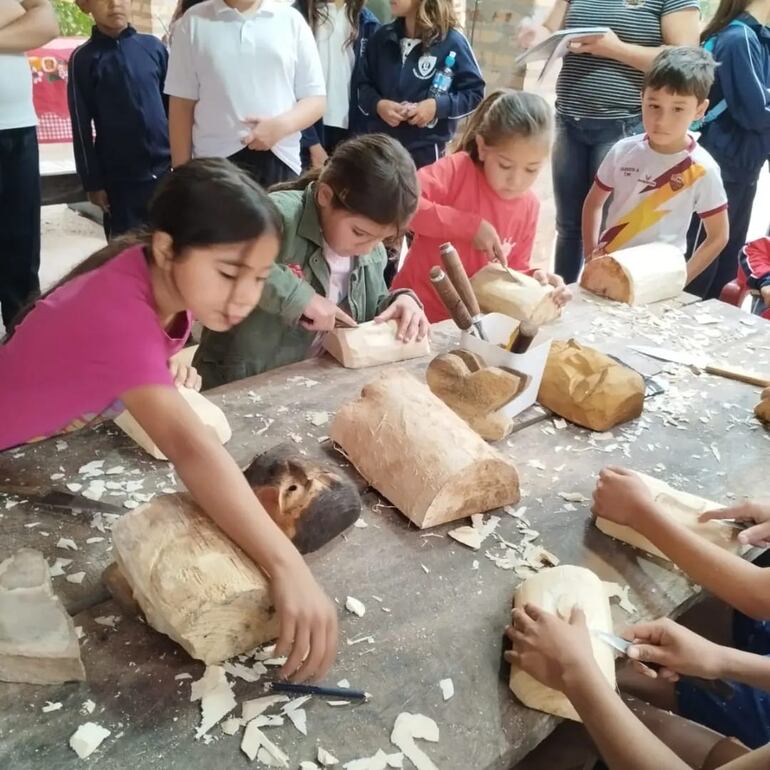 En las clases se tiene una importante concurrencia de niños que demuestran interés en aprender más sobre la artesanía.