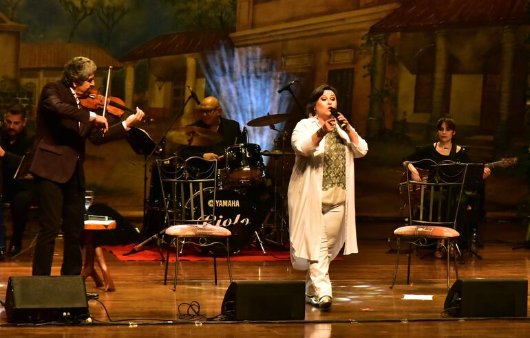 Luis Álvarez y Lizza Bogado en un momento del concierto "Te canto los 40", celebrado anoche en el Teatro "José Asunción Flores" del Banco Central del Paraguay.