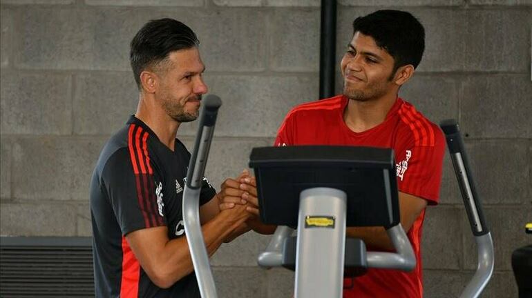 El entrenador, Martín Demichelis, y Robert Rojas, de River Plate.