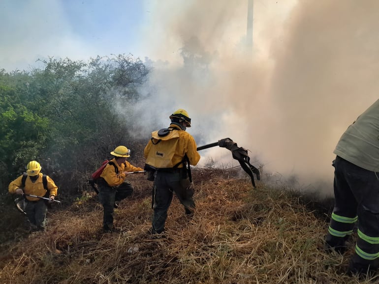 Bomberos voluntarios y del Ejército controlan fuego al costado del peaje de la ruta Luque San Bernardino.