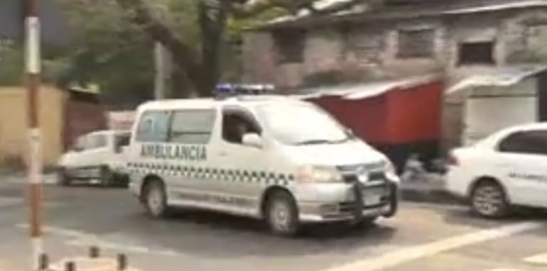 Ambulancia que trasladó los restos del diputado "Lalo" Gómes hasta la morgue judicial.