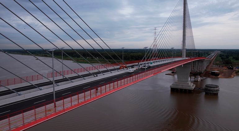 Toma aérea del Puente Héroes del Chaco.