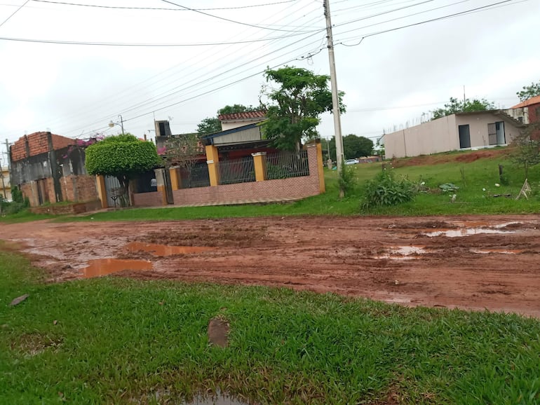 Los pobladores del barrio Virgen del Carmen aseguraron que ni a pie ya pueden transitar por la calle que se une con la ruta Carapeguá - Acahay.