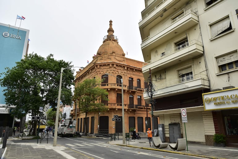 El ex- Lido Bar y el Ministerio de Economía y Finanzas en el fondo. 