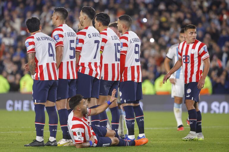 Los jugadores de Paraguay forman una barrera en el partido de las Eliminatorias Sudamericanas al Mundial 2026 ante Argentina en el estadio Más Monumental, en Buenos Aires, Argentina.