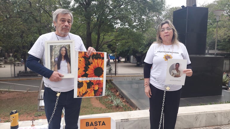 Los padres de Sol Chávez se encadenaron frente al Palacio de Justicia por las bajas condenas contra las dos mujeres acusadas de homicidio culposo.