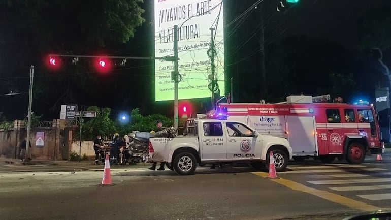 Accidente de tránsito sobre avenida Mariscal López y Venezuela. Un conductor de Bolt realizó un giro prohibido y arrolló a un motociclista.