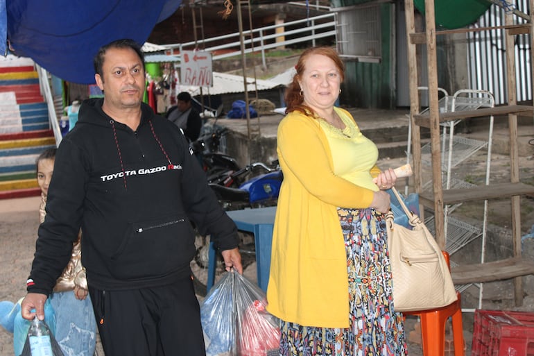 Una pareja de turistas, proveniente de la Rioja-Argentina, compra en el circuito comercial de Alberdi.