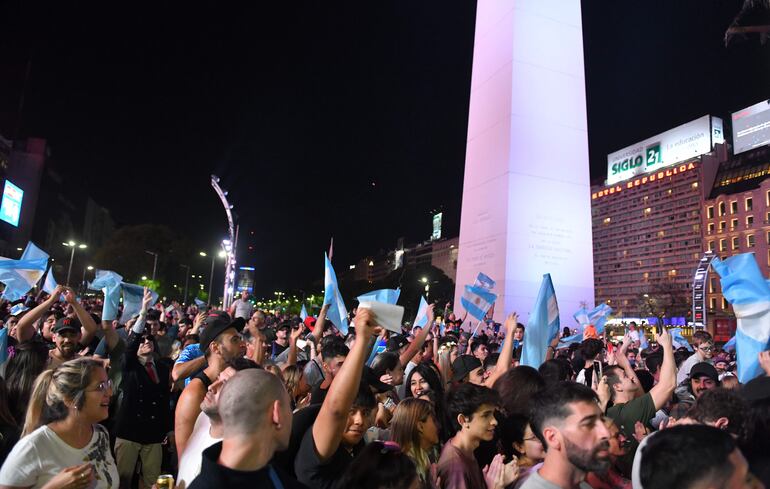 BUENOS AIRES (ARGENTINA), 19/11/2023.- Simpatizantes del presidente electo de Argentina, Javier Milei, celebran en las calles tras conocer los resultados que le dieron como ganador del balotaje tras la jornada electoral de segunda vuelta, hoy, en Buenos Aires (Argentina). EFE/ Enrique García Medina
