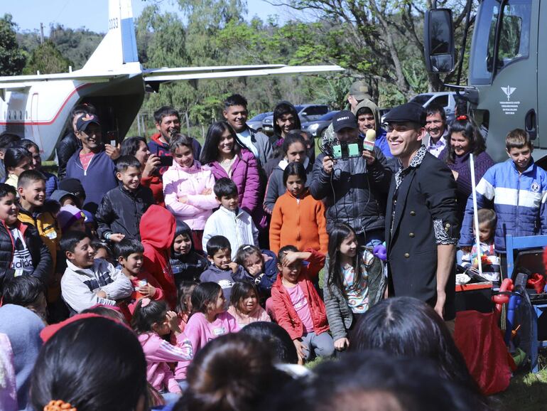 Día del Niño en Edelira con espectáculo de mago. La actividad formó parte de los servicios llevados por la delegación de médicos y militares.