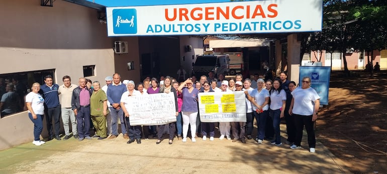 Funcionarios de blanco y administrativos del Hospital Regional de San Juan Bautista ,Misiones, se manifiestan en rechazo a la Ley de la Carrera Civil.