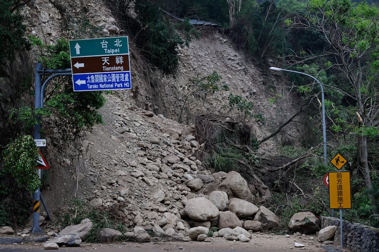 Rocas caídas y escombros bloquean el paso de un vehículo cerca del Parque Nacional Taroko, tras el terremoto del 03 de abril que azotó la isla, en Hualien, Taiwán.