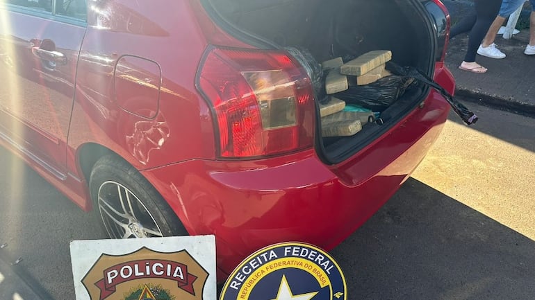 El vehículo y la droga fueron trasladados a la base de la Policía Federal.