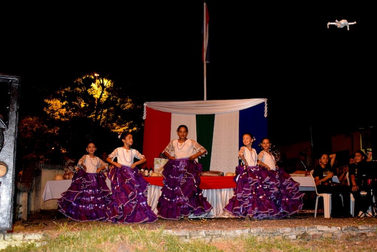 Despliegue de artistas locales y nacionales en el escenario del Festival Navideño.