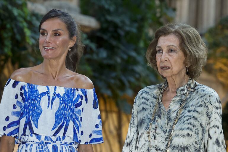 La reina Letizia (i) y la reina Sofía (d) en el Palacio de Marivent donde ofrecen junto al rey Felipe la tradicional recepción a los representantes de la sociedad civil de Baleares, que por segundo año consecutivo se celebra en los jardines de Marivent, hoy jueves en Palma. 