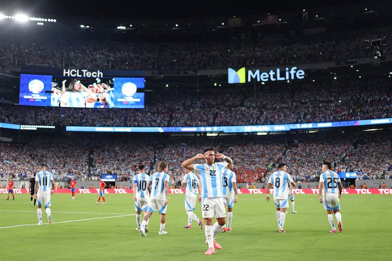 Lautaro Martinez, jugador de la selección argentina, celebra un gol en el partido frente a Chile por la segunda fecha del Grupo A de la Copa América 2024 en el MetLife Stadium, en East Rutherford, New Jersey.