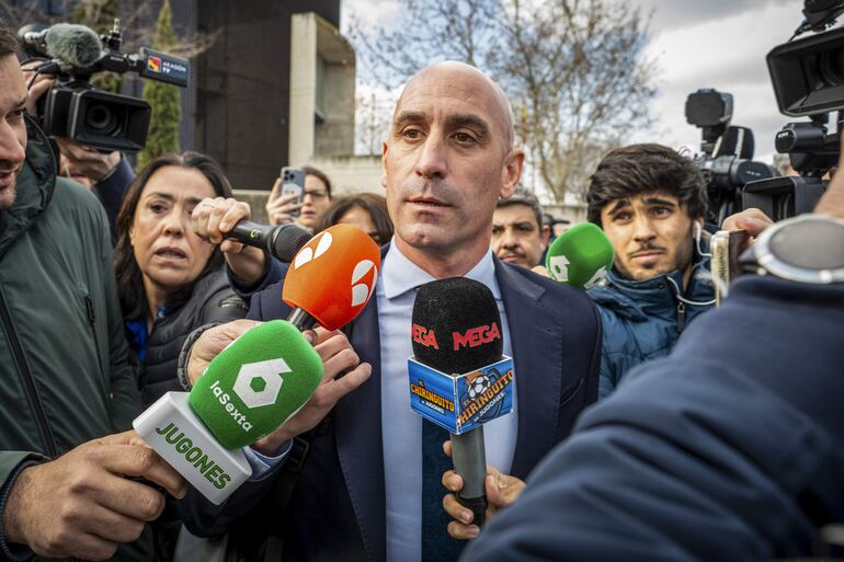 El expresidente de la Federación de Fútbol Luis Rubiales (c) rodeado de medios a su salida tras prestar declaración durante la sesión de este martes de su juicio por el beso que dio a la futbolista Jenni Hermoso tras la final del Mundial de 2023, en la Audiencia Nacional en San Fernando de Henares. EFE/ Fernando Villar
