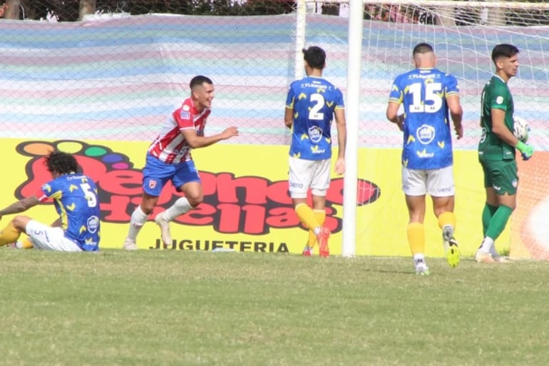 Alberto Montiel celebra uno de los dos goles que marcó, en medio del lamento de Nery Bareiro, Rubén González, Alan Olmedo y  José Aquino. (Foto: APF)