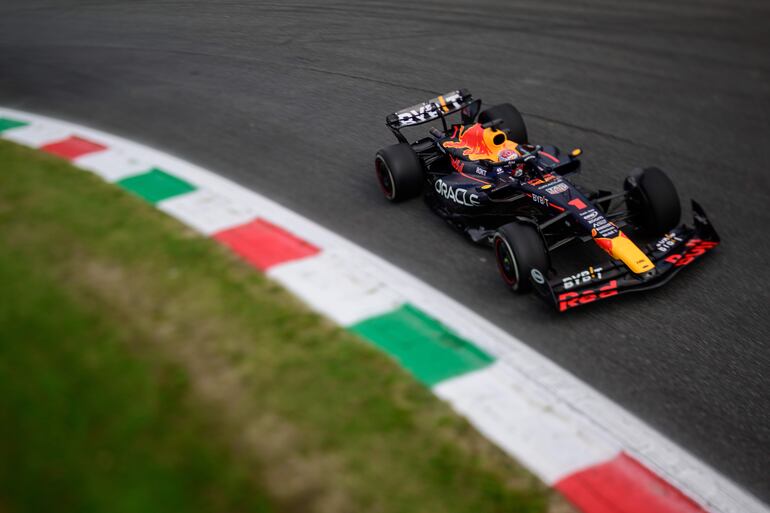 El Red Bull Racing del neerlandés Max Verstappen durante el primer ensayo libre del Gran Premio de Italia, en Monza.