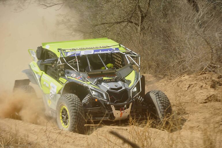 Fernando Bernal, padre e hijo, con su Can Am SSV Maverick fueron los más rápidos en la segunda etapa, pero recibieron una penalización que los relegó al segundo lugar de la categoría T3,1 Turbo.