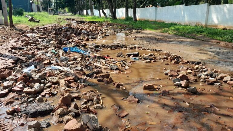 El estado en que se encuentra la calle Los Laureles del barrio Pai Ñu, desde el mes pasado y la municipalidad no sabe como reparar.