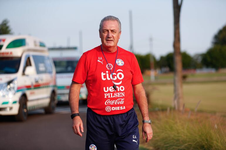 El seleccionador de Paraguay, Gustavo Alfaro, durante un entrenamiento este sábado en el Centro de Alto Rendimiento (Carde) en Ypané (Paraguay). La selección de Paraguay enfrentará a Bolivia por la fecha 12 de las Eliminatorias Sudamericanas al mundial de 2026.