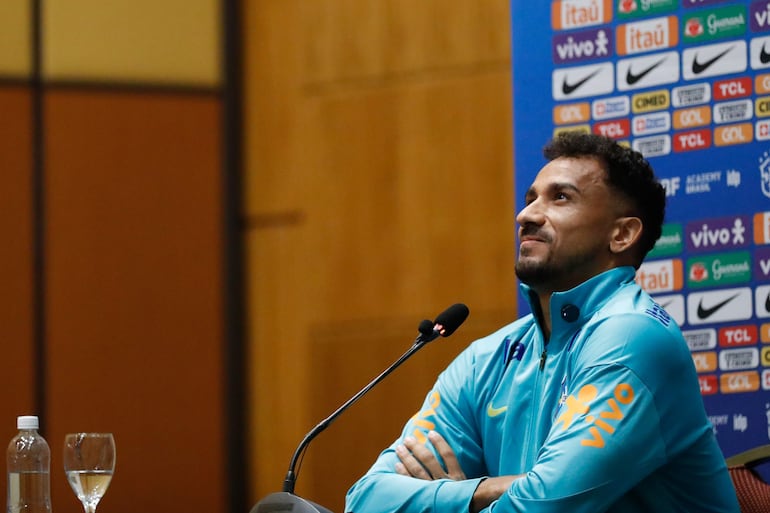 Danilo da Silva, jugador de la selección de Brasil, durante la rueda de prensa previa al partido frente a Paraguay por las Eliminatorias Sudamericanas 2026 en la sede de la Conmebol, en Luque, Paraguay.