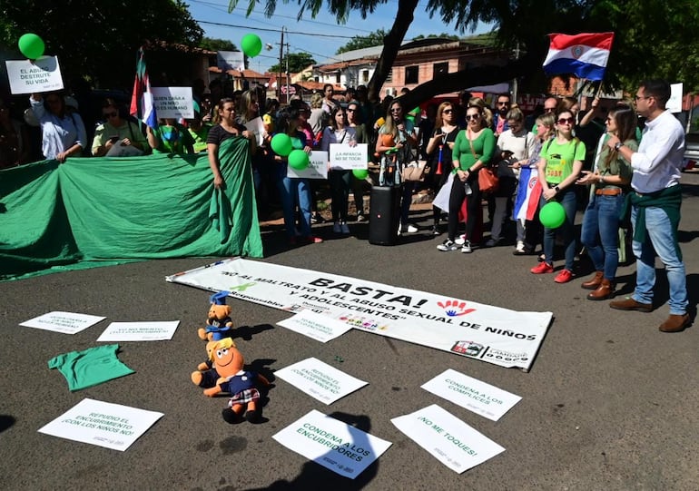 Primeras manifestaciones de padres, tras la denuncia de abuso en colegio de Lambaré.