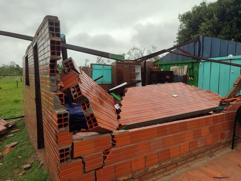 Así quedó la casa de doña Narcisa Recalde, una de las víctimas del temporal registrado en Santaní ayer.