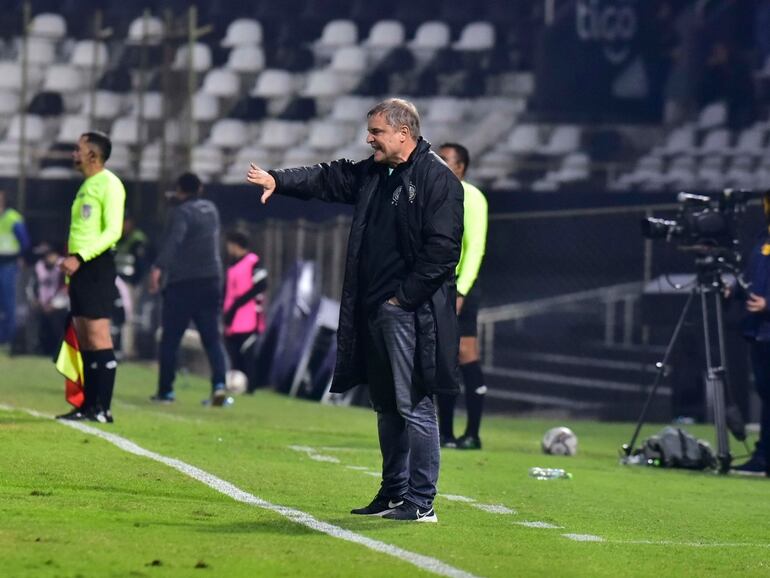 El uruguayo Diego Aguirre, entrenador de Olimpia, en el partido contra Sportivo San Lorenzo por la Fase 3 de la Copa Paraguay en el estadio Manuel Ferreira, en Asunción.