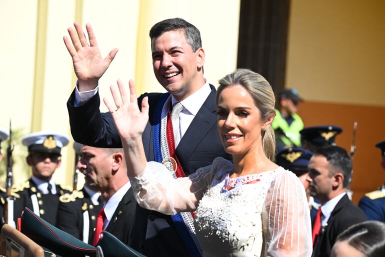 Santiago Peña, presidente de la República, con Leticia Ocampos, primera dama.