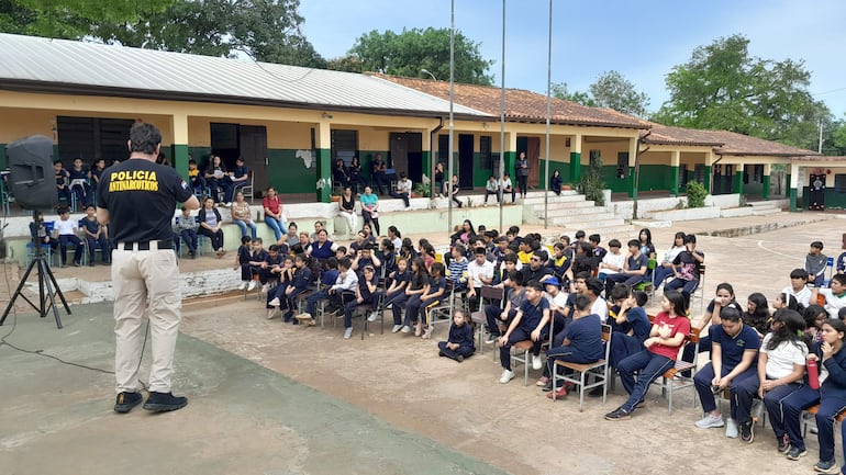 Algunos padres también participaron de la charla sobre las drogas en la escuela Puerta del Sol.