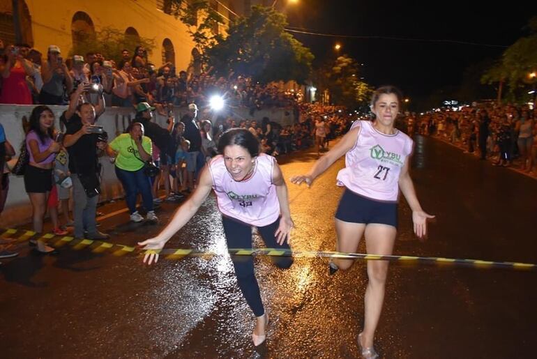 Cerca de 50 mujeres participaron de la "Carrera en Tacones".