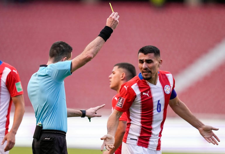 El uruguayo Andrés Matonte amonesta a Junior Alonso, jugador de la selección paraguaya, durante el partido contra Ecuador por las Eliminatorias Sudamericanas al Mundial Qatar 2022 en el estadio Rodrigo Paz Delgado, en Quito, Ecuador.