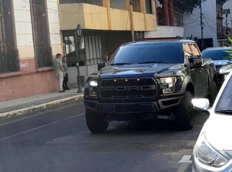 La lujosa camioneta asignada a la ministra, estacionada frente a la sede del Partido Colorado.