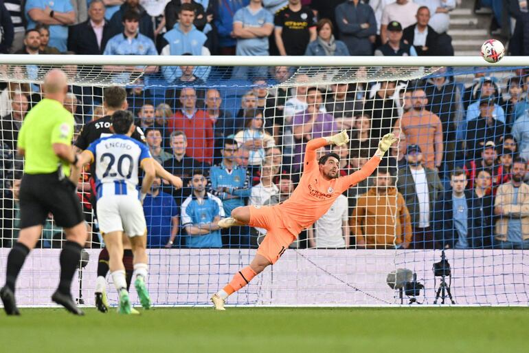 El delantero paraguayo de Brighton, Julio Enciso (2.o por la izquierda), anota el primer gol de su equipo ante el portero alemán del Manchester City, Stefan Ortega (derecha), durante el partido de fútbol de la Liga Premier inglesa entre Brighton y Hove Albion y Manchester City en el American Express Community Stadium en Brighton, sur de Inglaterra. el 24 de mayo de 2023. (Foto de Glyn KIRK / AFP) / USO RESTRINGIDO A EDITORIAL. No lo utilice con audio, vídeo, datos, listas de partidos, logotipos de clubes/ligas o servicios "en vivo" no autorizados. Uso en línea durante el partido limitado a 120 imágenes. Se podrán utilizar 40 imágenes adicionales en el tiempo extra. No emulación de video. Uso de redes sociales durante el partido limitado a 120 imágenes. Se podrán utilizar 40 imágenes adicionales en el tiempo extra. No lo utilice en publicaciones de apuestas, juegos o publicaciones de un solo club/liga/jugador. /