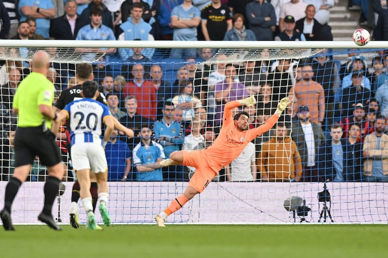 El delantero paraguayo de Brighton, Julio Enciso (2.o por la izquierda), anota el primer gol de su equipo ante el portero alemán del Manchester City, Stefan Ortega (derecha), durante el partido de fútbol de la Liga Premier inglesa entre Brighton y Hove Albion y Manchester City en el American Express Community Stadium en Brighton, sur de Inglaterra. el 24 de mayo de 2023.