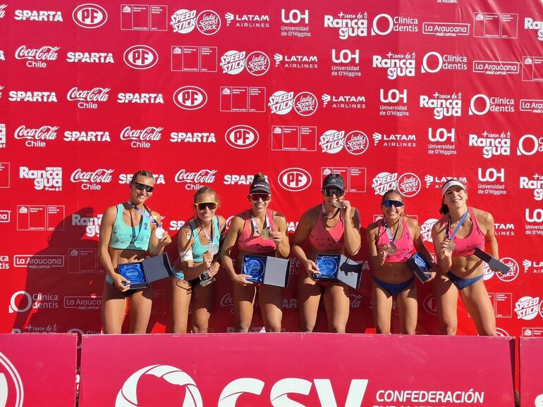 El podio en Rancagua: Michelle Valiente y Giuliana Poletti en el centro (oro), y a la derecha Fiorella Núñez y Erika Mongelós (bronce). A la izquierda completan las argentinas Ana Gallay y Bren Churín (plata).