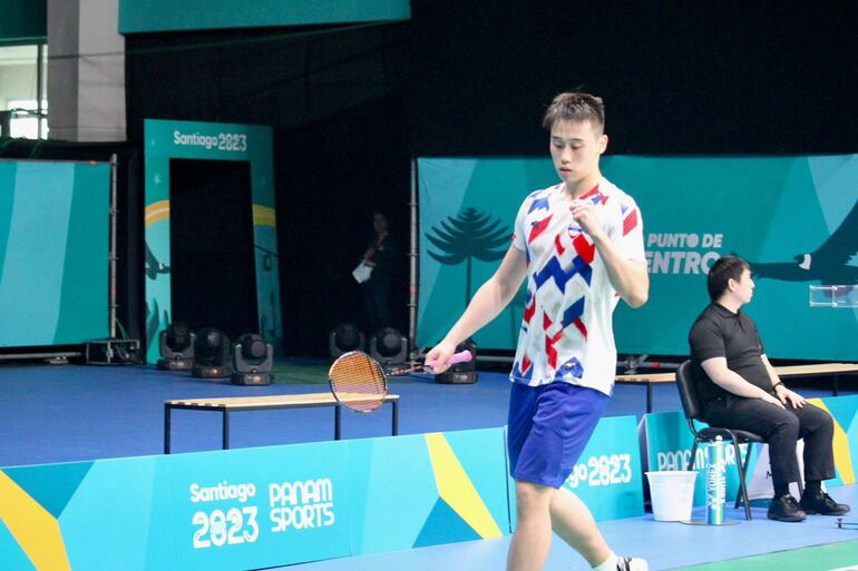 Leo Lee (21 años) avanza en la ronda preliminar del bádminton.