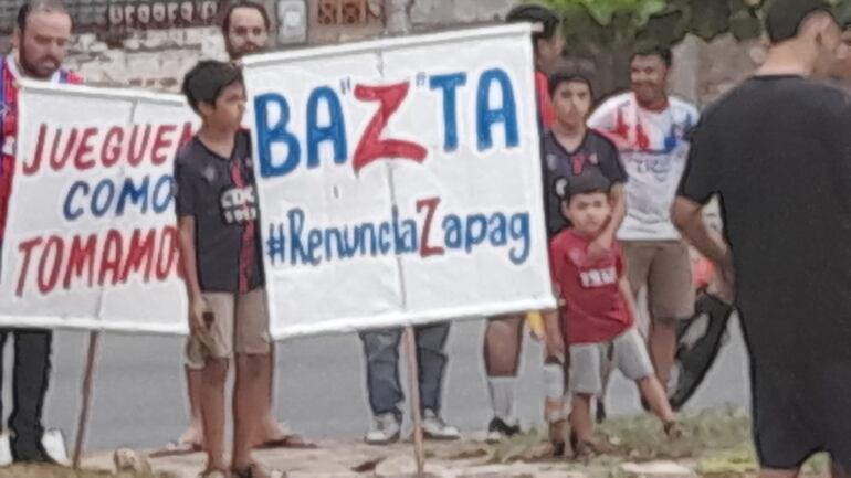 La protesta de un grupo de hinchas de Cerro Porteño sobre la Avenida Novena.