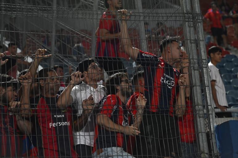 Los hinchas de Cerro Porteño reclaman a los jugadores por la derrota 3-1 contra Guaireña en el estadio La Nueva Olla.