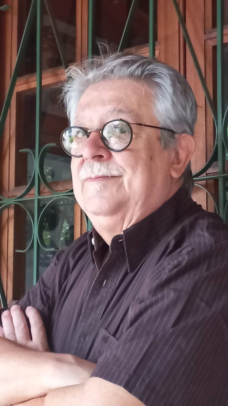 El autor Ángel Luis Carmona.