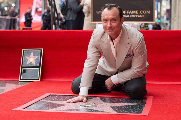 Jude Law toca su estrella del Paseo de la Fama de Hollywood en Los Ángeles, California, EE.UU.