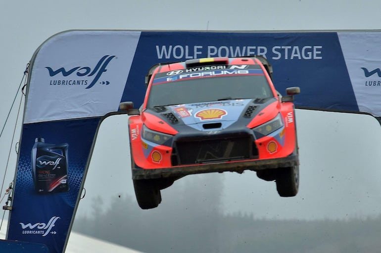 Neuville lidera el Rally de Europa Central