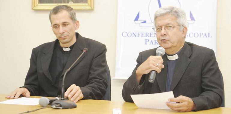 El designado rector de la Católica, presbítero Cristino Bohnert, con el cardenal Adalberto Martínez.