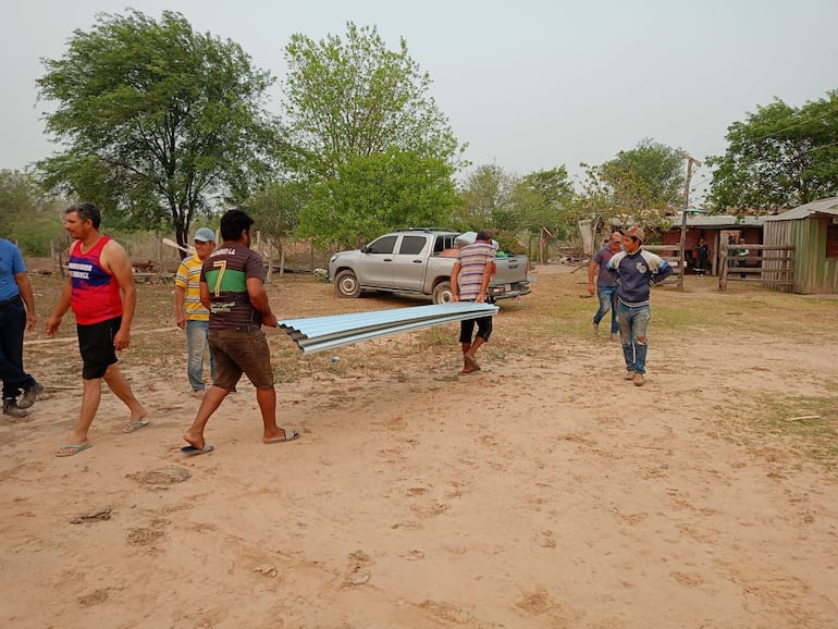 Pobladores de María Auxiliadora recibiendo la asistencia tras el temporal.