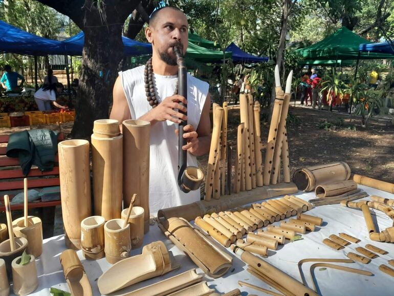 Ángel, su emprendimiento se llama Kapi'i Artesanías, hace artesanías en tacuara.