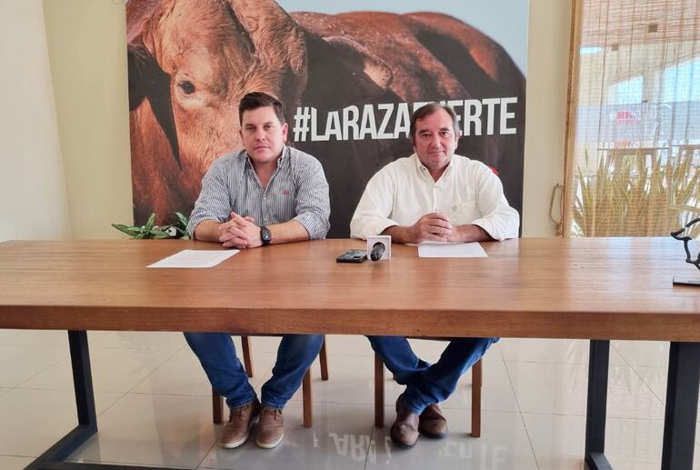 Guillermo Sisul (i), vicepresidente y  Miguel Reinau, presidente de la Asociación Paraguaya de Criadores de Brangus.