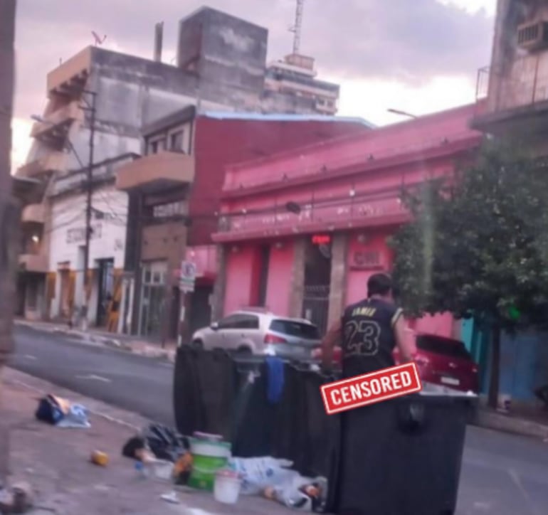 Una persona en aparente estado de mendicidad utiliza contenedor de basura como inodoro. Foto: gentileza.