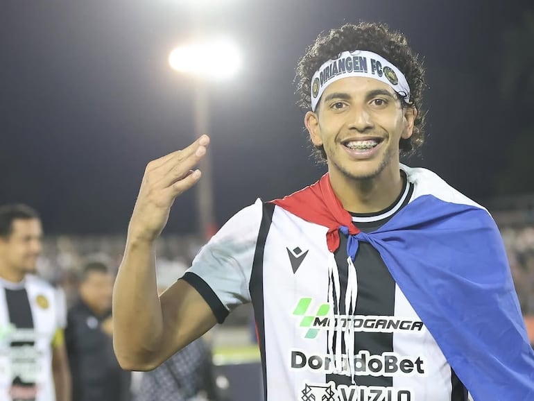 El paraguayo Renzo Carballo, futbolista de Diriangén FC, celebra la conquista del torneo Apertura 2024-2025 de la Liga Nacional de Nicaragua.